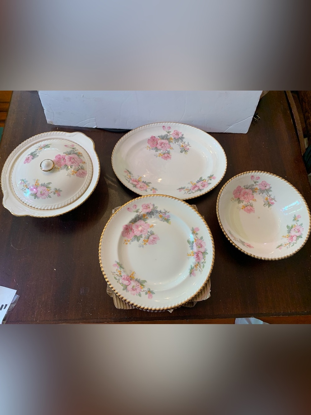 Sovereign Potters Norfolk Dinnerware Set. 9 pieces.